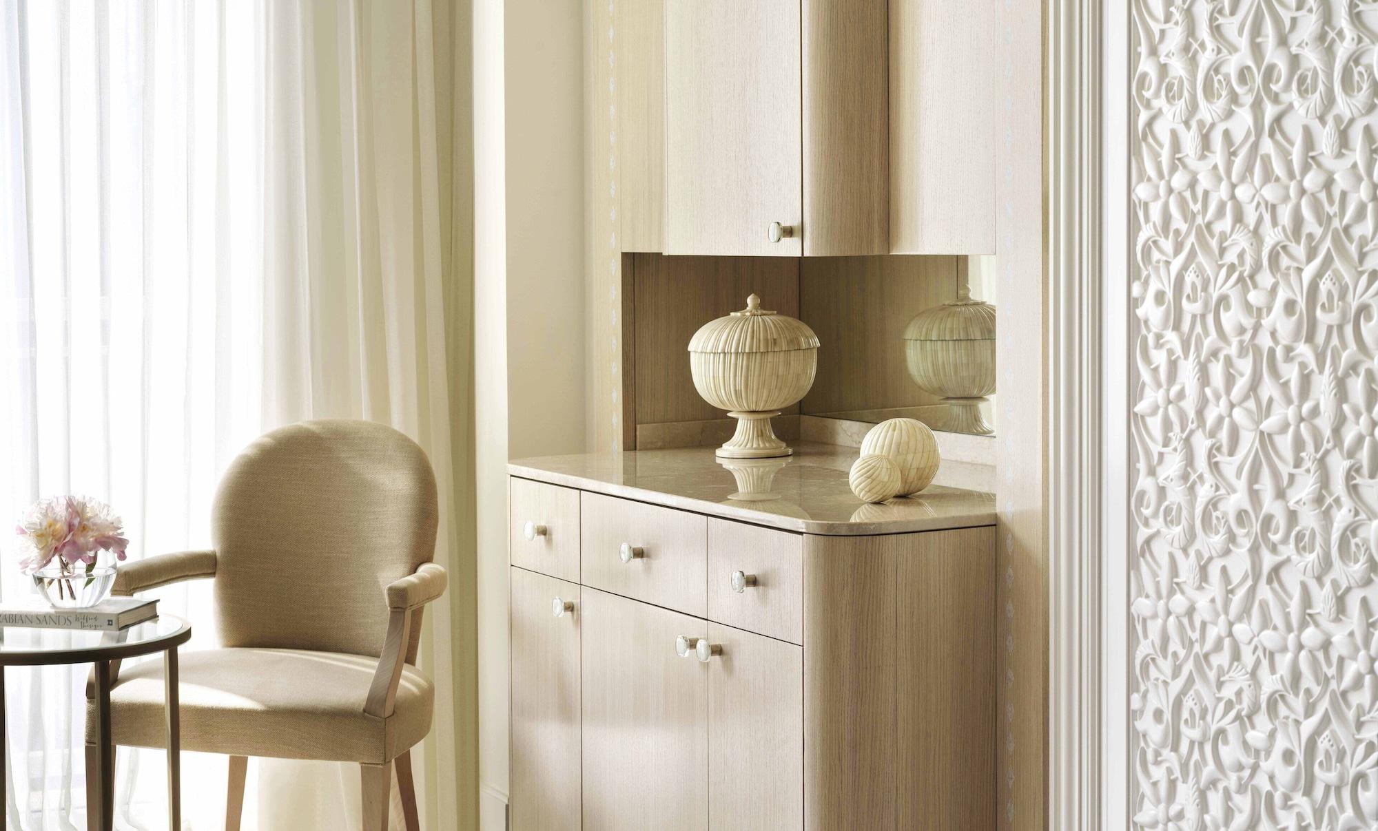 Four Seasons Hotel Doha Luaran gambar A modern sideboard