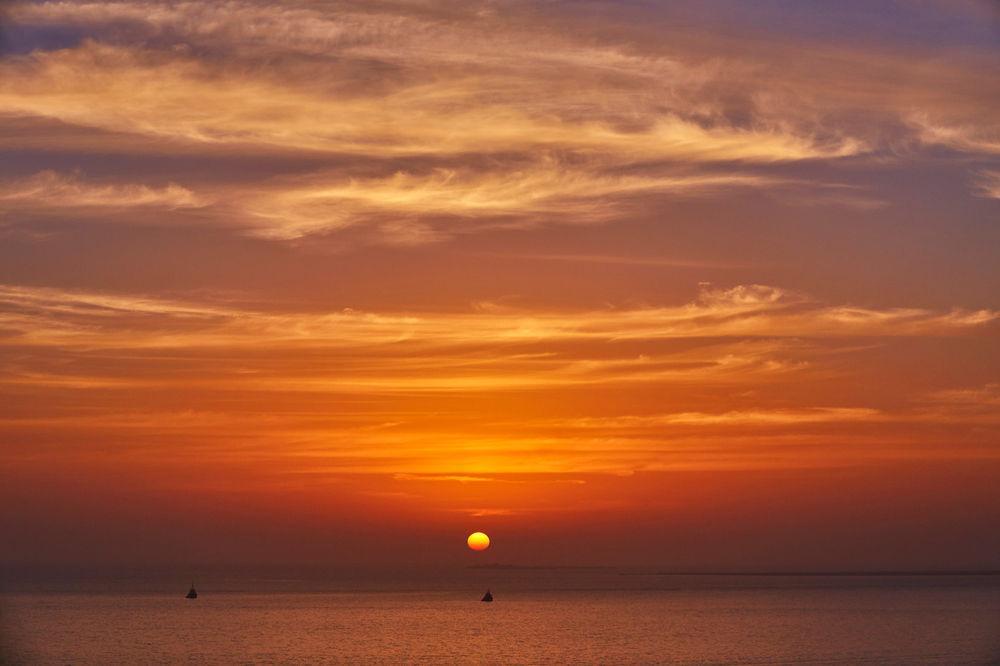 Four Seasons Hotel Doha Luaran gambar Sunset over the Gulf of Naples