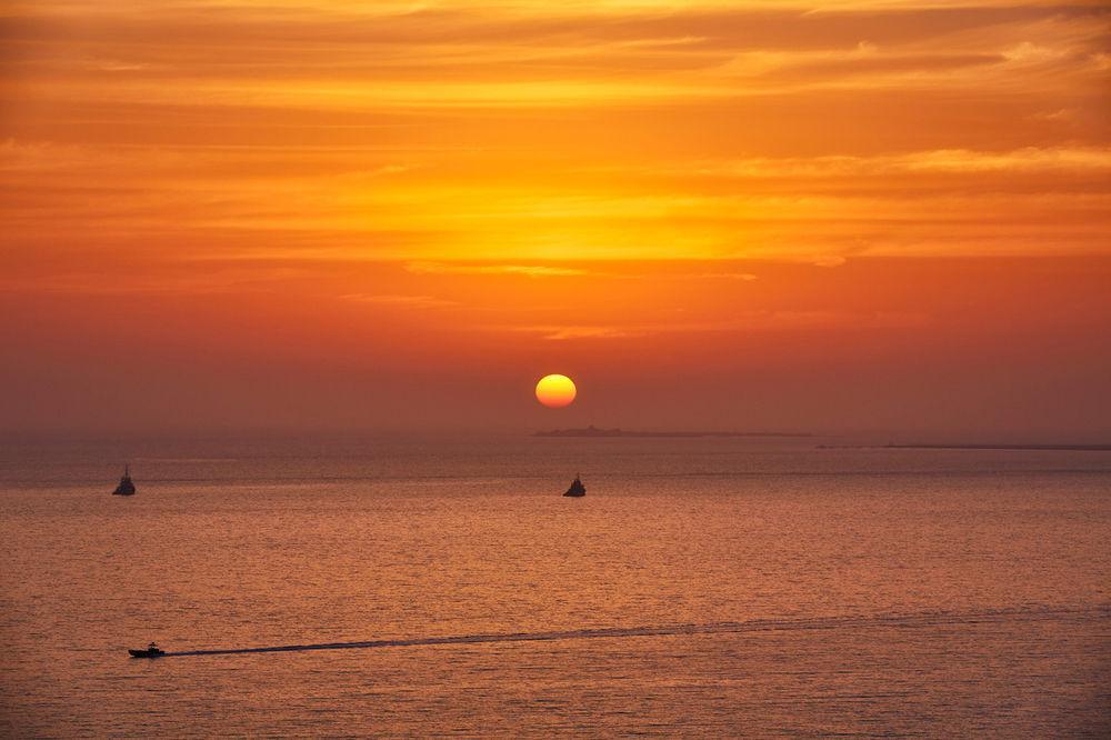 Four Seasons Hotel Doha Luaran gambar Sunset over the Gulf of Naples