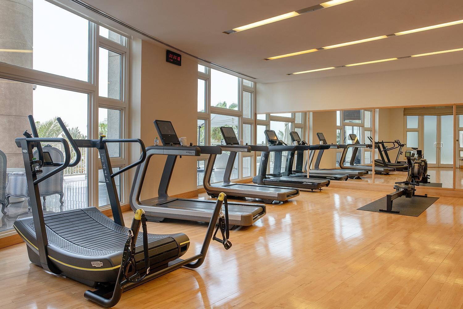 Four Seasons Hotel Doha Luaran gambar The gym at the hotel