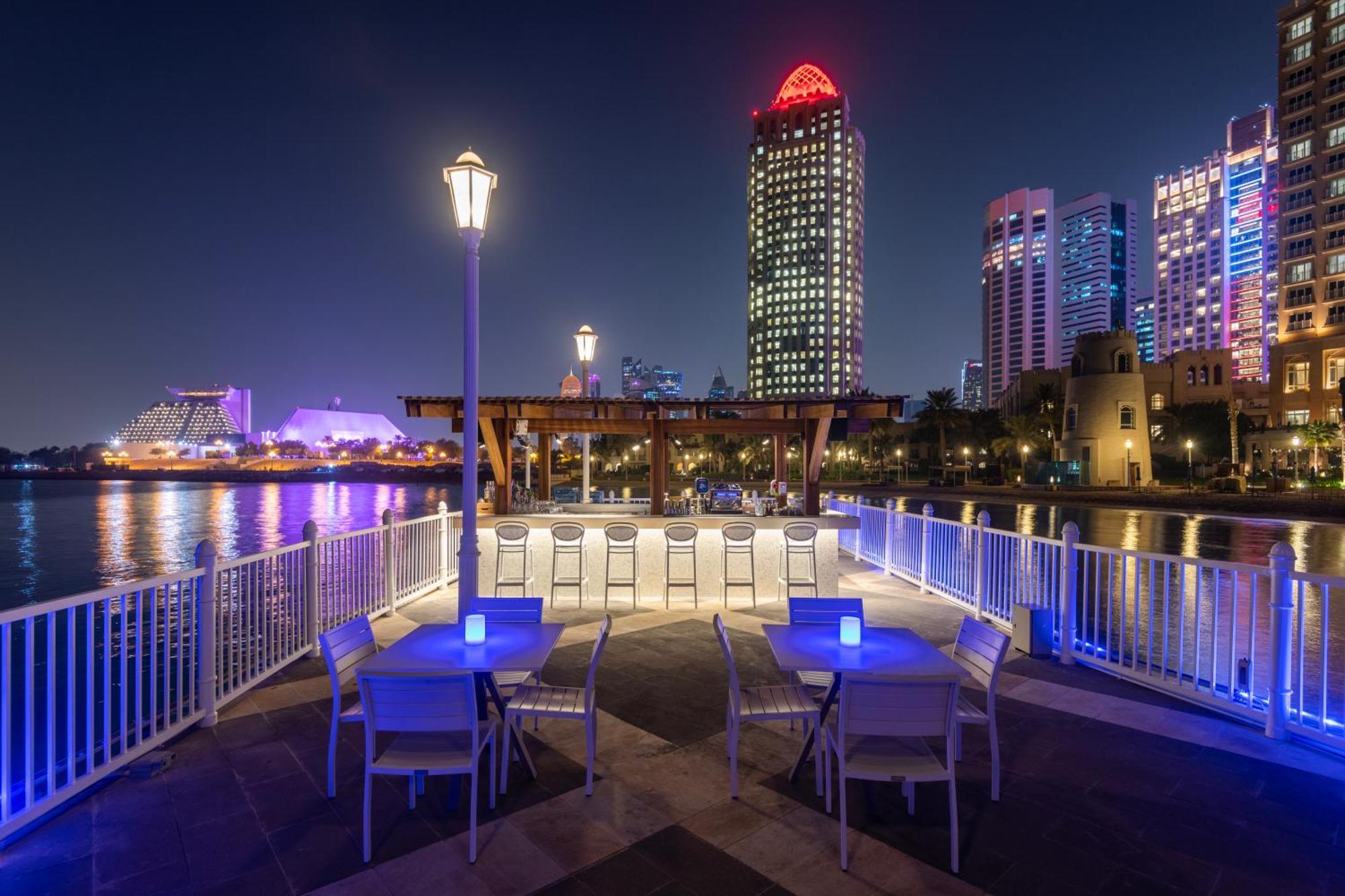 Four Seasons Hotel Doha Luaran gambar The Portside Pier at night