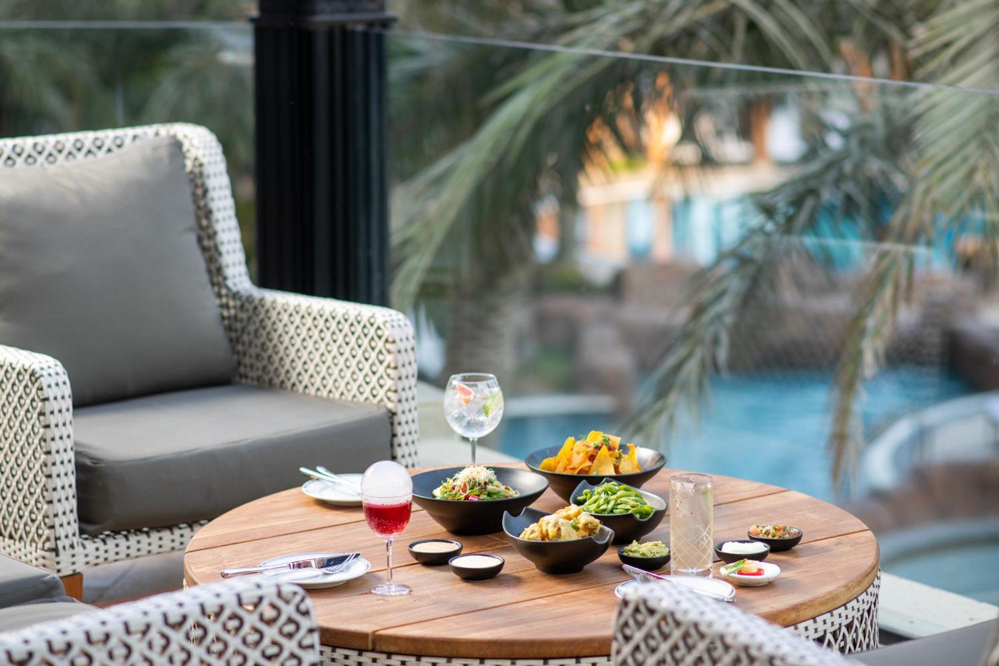 Four Seasons Hotel Doha Luaran gambar The Pool Bar