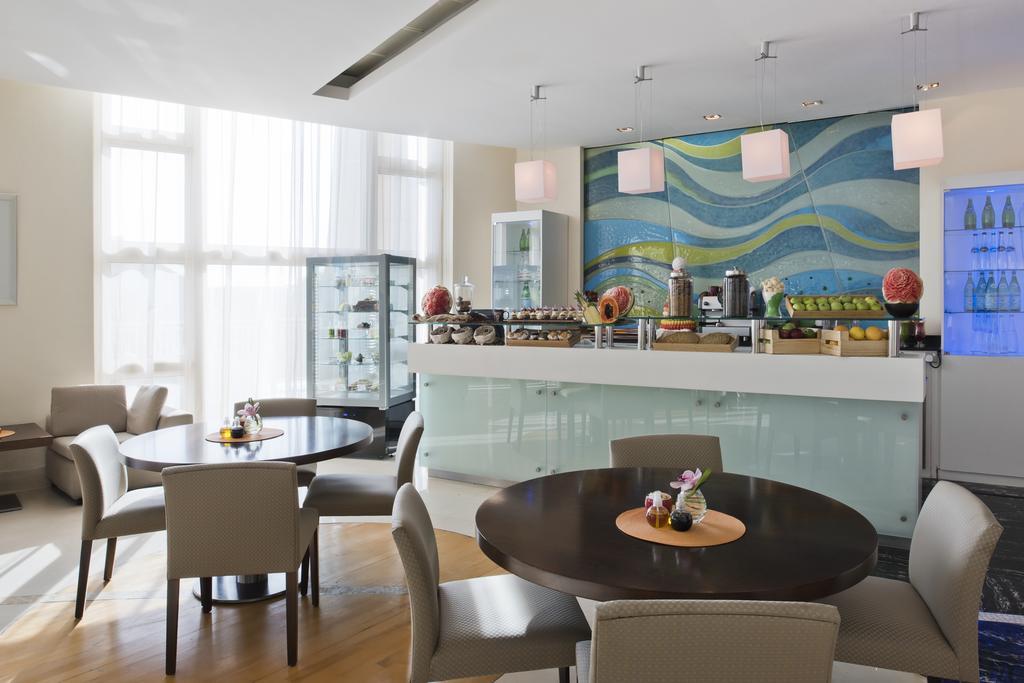 Four Seasons Hotel Doha Luaran gambar The Club Lounge at the airport